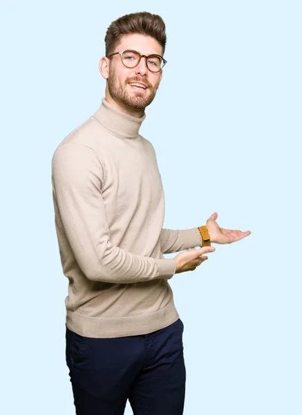 Joven Hombre Negocios Guapo Con Gafas Invitar Entrar Sonriendo Natural — Foto de Stock