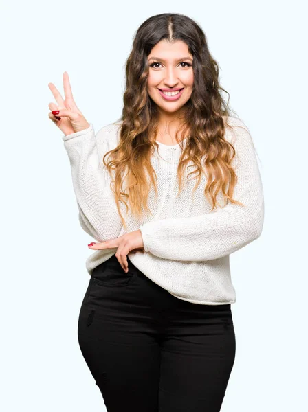 Mujer Hermosa Joven Vistiendo Suéter Blanco Sonriendo Con Cara Feliz —  Fotos de Stock