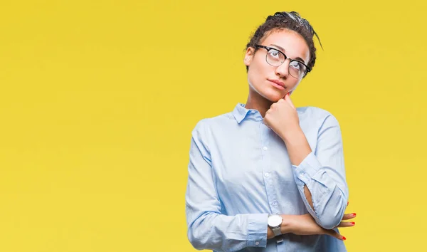 Joven Chica Negocios Afroamericana Trenzada Pelo Usando Gafas Sobre Fondo —  Fotos de Stock