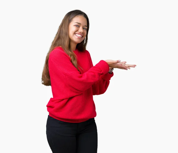 Mulher Morena Bonita Nova Vestindo Suéter Inverno Vermelho Sobre Fundo — Fotografia de Stock