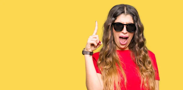 Mujer Hermosa Joven Con Camiseta Roja Gafas Sol Apuntando Con —  Fotos de Stock