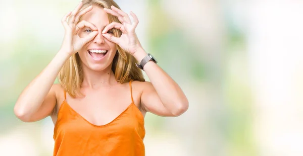 Hermosa Joven Con Camisa Naranja Sobre Fondo Aislado Haciendo Buen — Foto de Stock