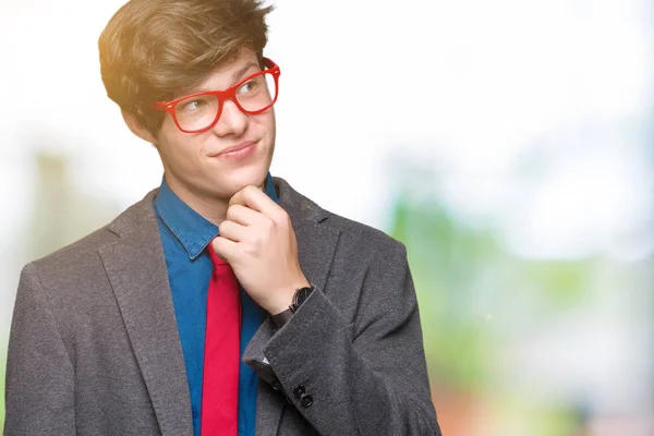 Junger Gutaussehender Geschäftsmann Mit Roter Brille Vor Isoliertem Hintergrund Die — Stockfoto