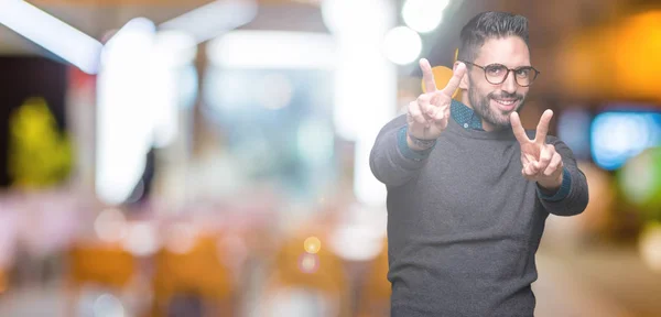 Joven Hombre Guapo Con Gafas Sobre Fondo Aislado Sonriendo Mirando — Foto de Stock