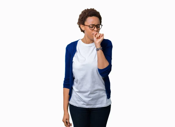 Joven Mujer Afroamericana Hermosa Con Gafas Sobre Fondo Aislado Sensación — Foto de Stock