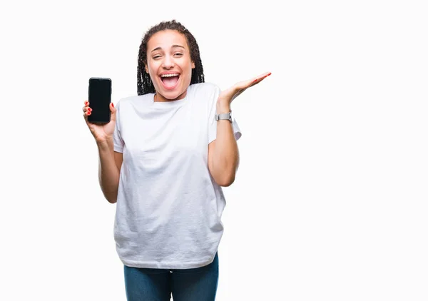 Młodych Splecione Włosy Afroamerykanów Dziewczyna Pokazuje Ekran Smartphone Nad Białym — Zdjęcie stockowe