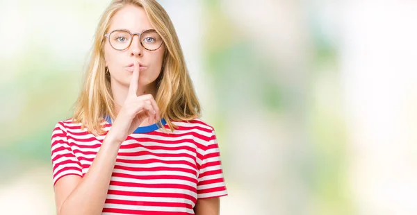 Hermosa Joven Con Gafas Sobre Fondo Aislado Pidiendo Estar Tranquila —  Fotos de Stock