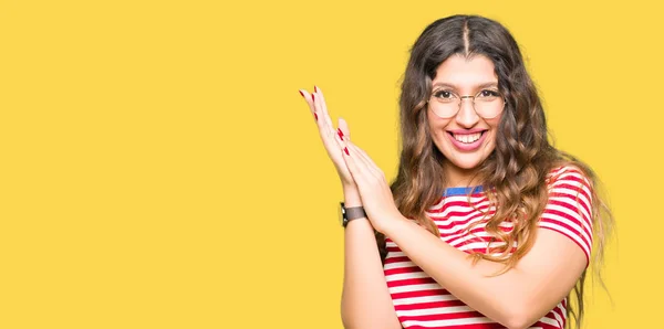 Mooie Jongedame Bril Clapping Applaudisseren Blij Vrolijk Trots Glimlachende Handen — Stockfoto