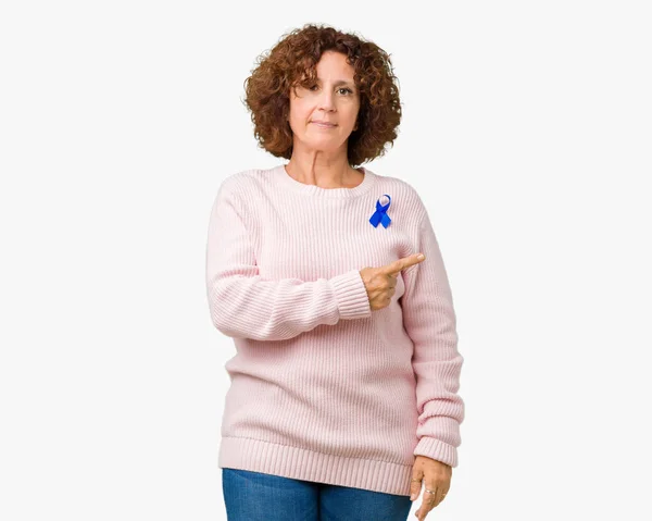 Middle Ager Mulher Sênior Vestindo Mutável Azul Cor Fita Consciência — Fotografia de Stock