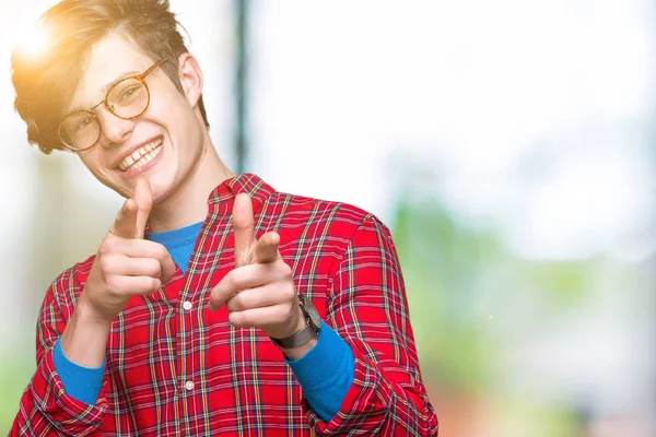 Joven Hombre Guapo Con Gafas Sobre Fondo Aislado Señalando Los — Foto de Stock