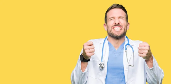 Hombre Guapo Doctor Vistiendo Uniforme Médico Sobre Fondo Aislado Emocionado —  Fotos de Stock