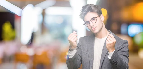 Mladí Obchodní Muž Nosí Brýle Nad Samostatný Pozadí Dělá Peníze — Stock fotografie