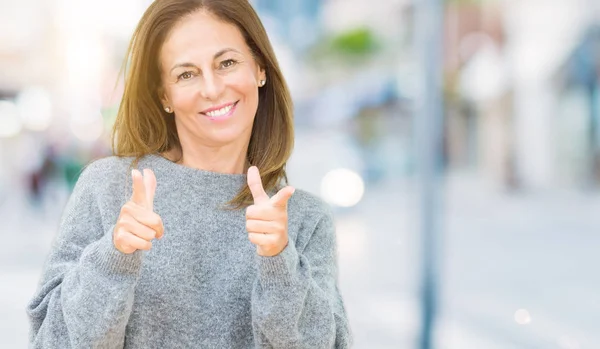 Schöne Frau Mittleren Alters Die Winterpullover Über Isoliertem Hintergrund Trägt — Stockfoto