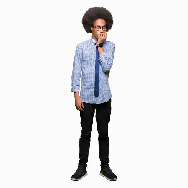 Junger Afrikanisch Amerikanischer Geschäftsmann Mit Afro Haaren Der Eine Brille — Stockfoto