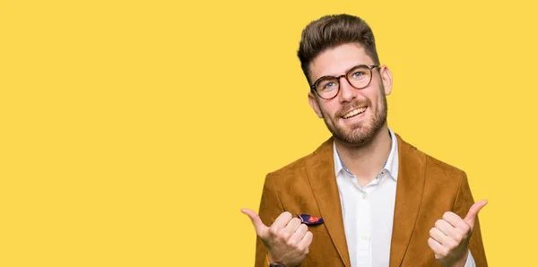 Joven Hombre Negocios Guapo Con Gafas Signo Éxito Haciendo Gesto —  Fotos de Stock