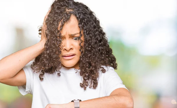 Mulher Bonita Nova Com Cabelo Encaracolado Vestindo Shirt Branca Olhando — Fotografia de Stock