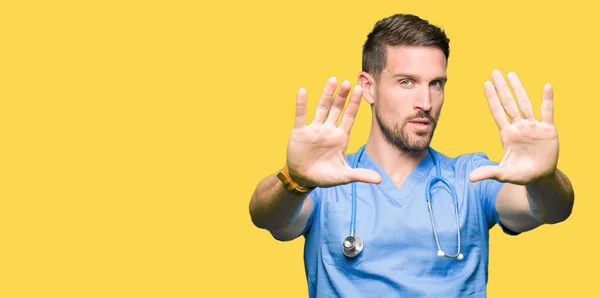 Bonito Médico Homem Vestindo Uniforme Médico Sobre Fundo Isolado Sorrindo — Fotografia de Stock