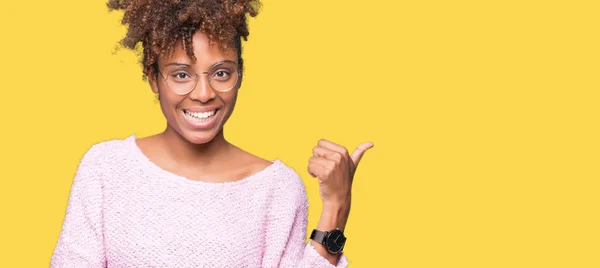 Hermosa Mujer Afroamericana Joven Con Gafas Sobre Fondo Aislado Sonriendo — Foto de Stock