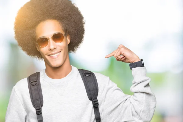 Ung Afrikansk Amerikansk Man Med Afro Hår Bär Sol Glasögon — Stockfoto