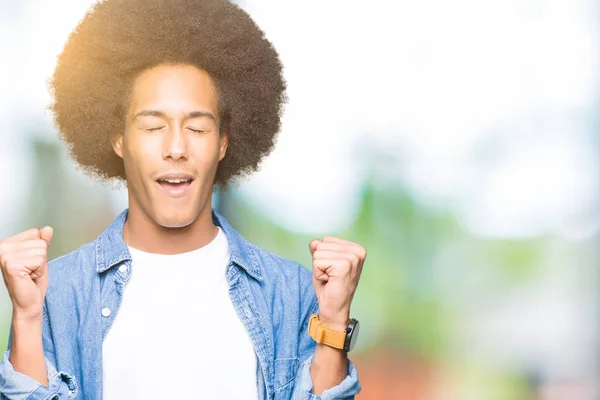 Jovem Afro Americano Com Cabelo Afro Animado Para Sucesso Com — Fotografia de Stock