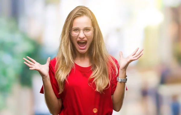 Jonge Mooie Blonde Vrouw Bril Geïsoleerd Achtergrond Vieren Gek Verbaasd — Stockfoto