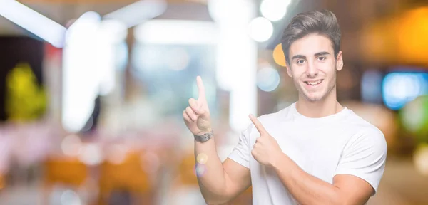 Joven Hombre Guapo Con Camiseta Blanca Sobre Fondo Aislado Sonriendo —  Fotos de Stock