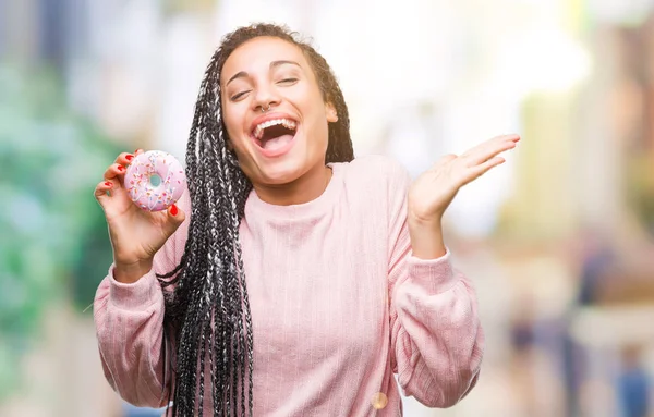 Fiatal Afro Amerikai Lány Eszik Rózsaszín Fánk Elszigetelt Háttér Nagyon — Stock Fotó