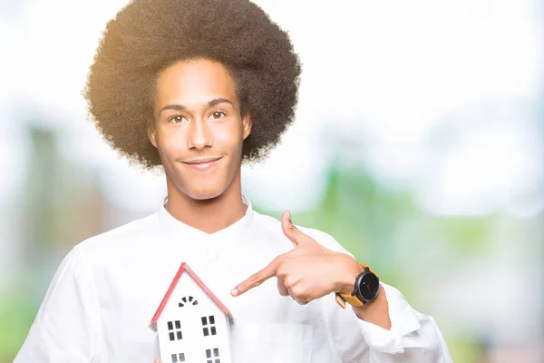 Jonge Afro Amerikaanse Man Met Afro Haar Houden Huis Erg — Stockfoto