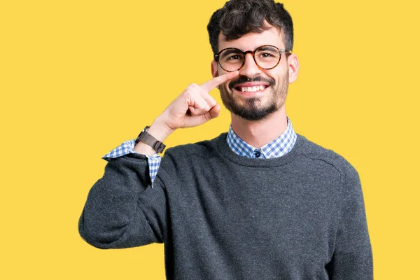 Giovane Bell Uomo Intelligente Che Indossa Occhiali Sfondo Isolato Indicando — Foto Stock