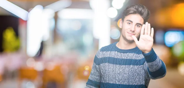 Mladý Pohledný Muž Nad Izolované Pozadí Waiving Rčení Hello Šťastný — Stock fotografie