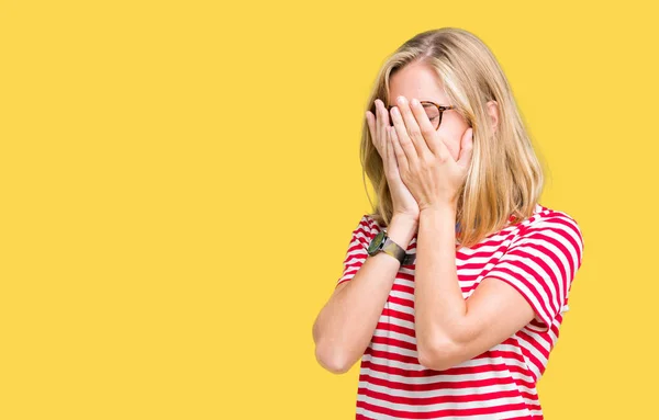 Schöne Junge Frau Mit Brille Vor Isoliertem Hintergrund Mit Traurigem — Stockfoto