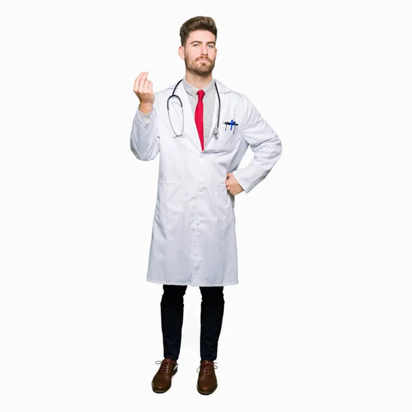 Νεαρός Γιατρός Όμορφος Άνθρωπος Φορώντας Ιατρική Παλτό Κάνει Ιταλική Κίνηση — Φωτογραφία Αρχείου