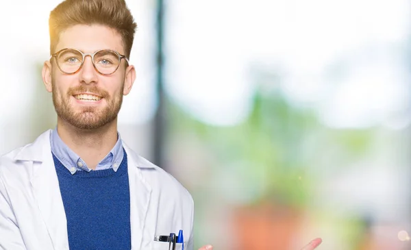 Jovem Cientista Bonito Homem Usando Óculos Sorrindo Olhando Para Câmera — Fotografia de Stock