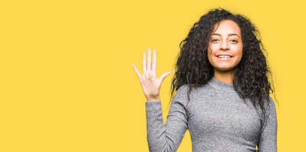 Young Beautiful Girl Curly Hair Showing Pointing Fingers Number Five — Stock Photo, Image