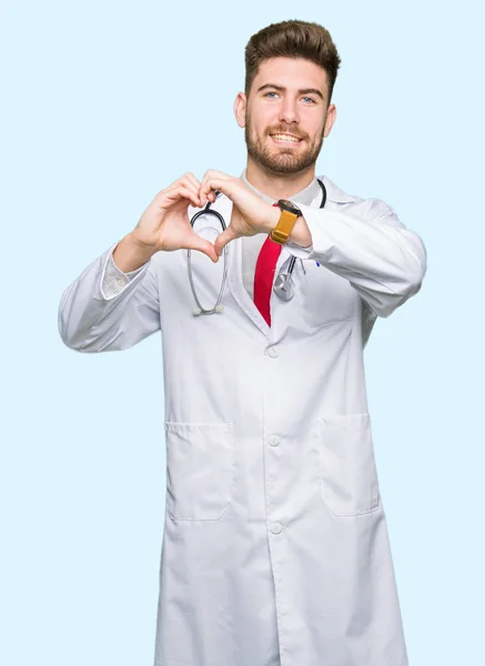 Νεαρός Γιατρός Όμορφος Άνδρας Φορώντας Ιατρική Παλτό Χαμογελώντας Στην Αγάπη — Φωτογραφία Αρχείου