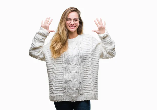 Jonge Mooie Blonde Vrouw Dragen Winter Trui Zonnebril Geïsoleerde Achtergrond — Stockfoto