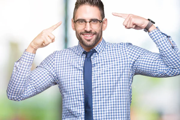 Joven Hombre Negocios Con Gafas Sobre Fondo Aislado Sonriendo Señalando — Foto de Stock