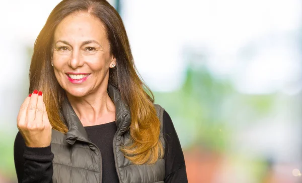 Mooie Middelbare Leeftijd Vrouw Dragen Winter Vest Doen Italiaanse Gebaar — Stockfoto