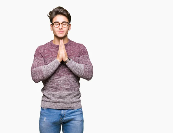 Mladý Pohledný Muž Nosí Brýle Izolované Pozadí Modlí Rukama Dohromady — Stock fotografie
