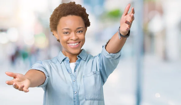 Joven Mujer Afroamericana Hermosa Sobre Fondo Aislado Mirando Cámara Sonriendo — Foto de Stock