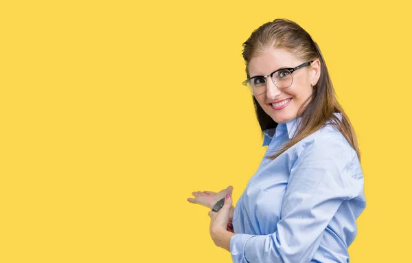 Hermosa Mujer Mediana Edad Madura Negocios Con Gafas Sobre Fondo — Foto de Stock