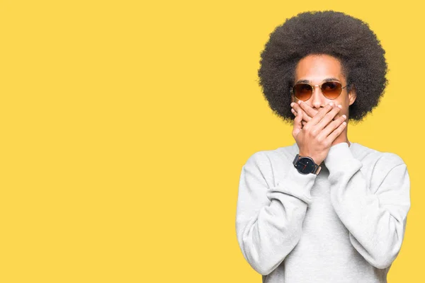 Joven Hombre Afroamericano Con Cabello Afro Usando Gafas Sol Impactaron —  Fotos de Stock