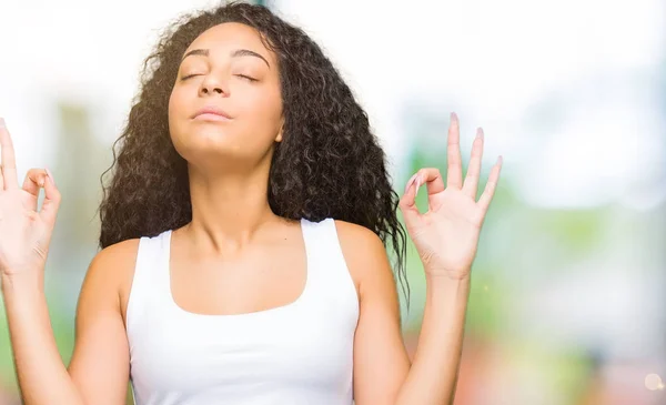 Menina Bonita Nova Com Cabelo Encaracolado Relaxar Sorrir Com Olhos — Fotografia de Stock