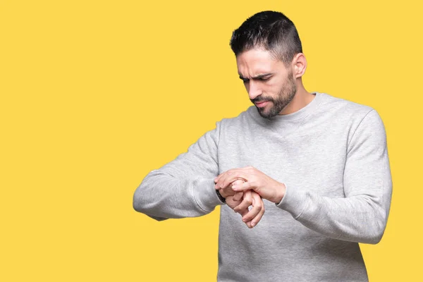 Jovem Homem Bonito Vestindo Camisola Sobre Fundo Isolado Verificando Tempo — Fotografia de Stock