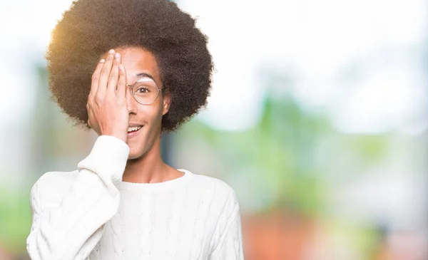 Unga Afroamerikanska Man Med Afro Hår Glasögon Som Täcker Ena — Stockfoto