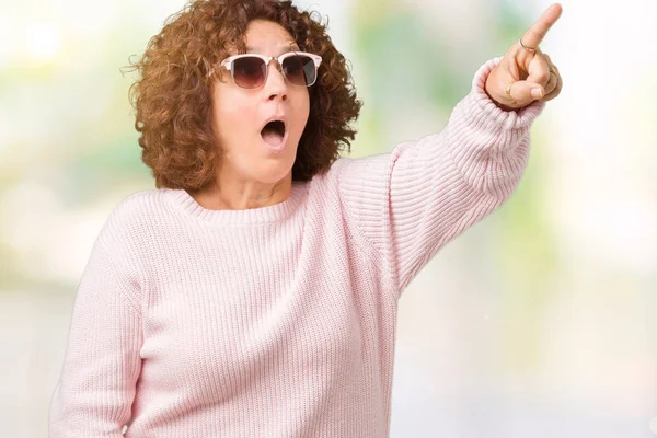 Schöne Seniorin Mittleren Alters Mit Rosa Pullover Und Sonnenbrille Über — Stockfoto