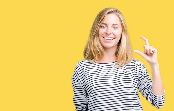 Mulher Bonita Usando Listras Camisola Sobre Fundo Isolado Sorrindo Gestos — Fotografia de Stock