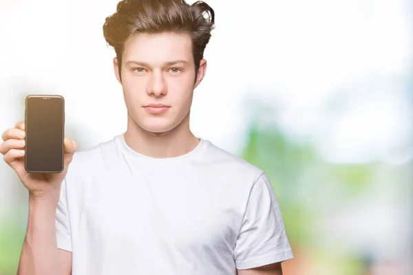 Młody Człowiek Pokazując Ekran Smartfona Białym Tle Pewnym Wyrazem Inteligentne — Zdjęcie stockowe