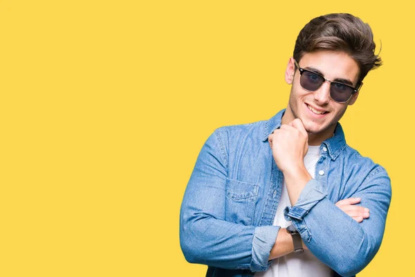 Joven Hombre Guapo Con Gafas Sol Sobre Fondo Aislado Mirando —  Fotos de Stock