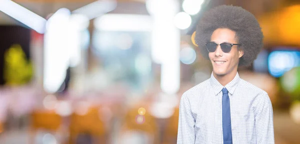 Νεαρός Αφρικανική Αμερικανική Επιχείρηση Άνθρωπος Αφρο Μαλλιά Φορώντας Γυαλιά Ηλίου — Φωτογραφία Αρχείου